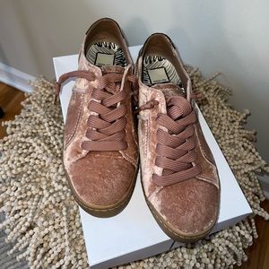 Dolce Vita Velvet Rose Zalen Sneaker in size 9